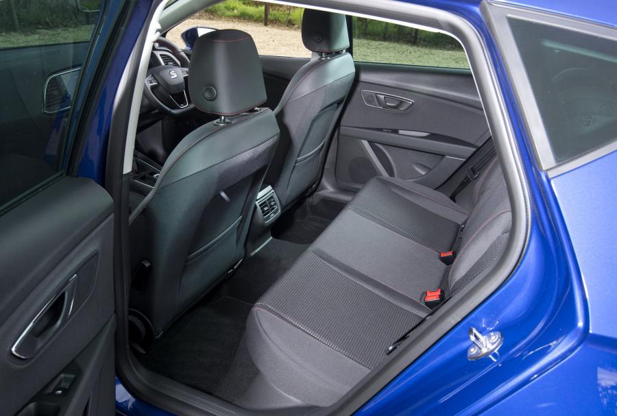 Интерьер Seat Leon FR (5F) 2017 года  (UK) (фото 22 из 42)